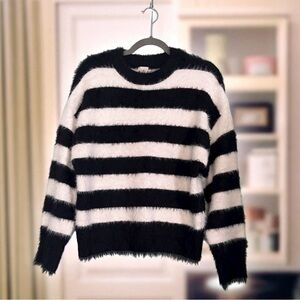 A New Day Women's Sweater. Long Sleeve. Black & White. Fuzzy. Stretch. Size M